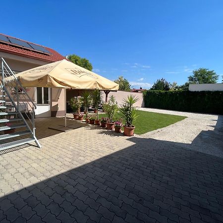 Štúrovo Sunny Apartman מראה חיצוני תמונה